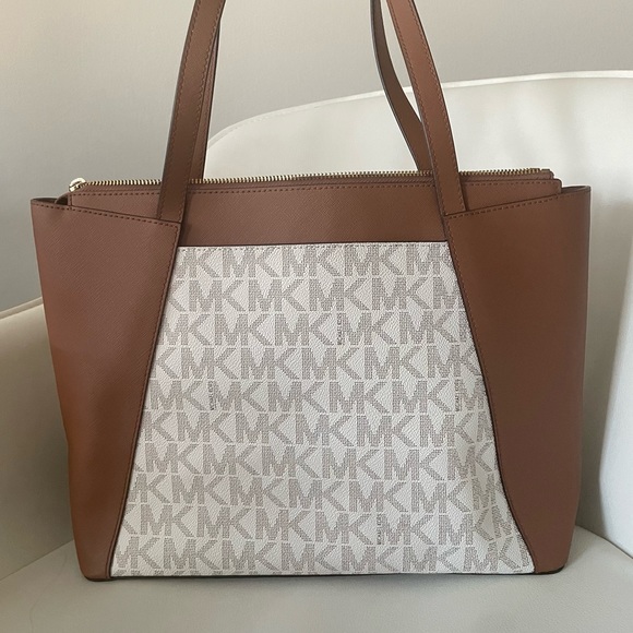 Michael Kors Shoulder Bag❗️CLOSET CLEAR OUT❗️PRICED TO SELL - Picture 4 of 11